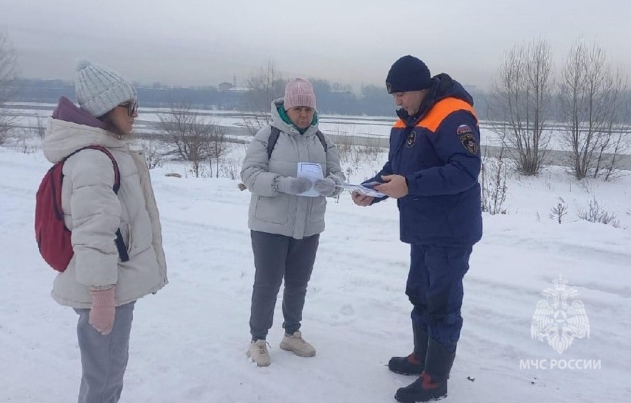 В Алтайском крае завершился второй этап профилактической акции «Безопасный лед» и открылась первая ледовая переправа в Шелаболихинском районе   В минувшую пятницу, 20 декабря, на территории региона официально открылась первая ледовая переправа!  Постановлением администрации Шелаболихинского района Алтайского края в районе села Шелаболиха - села Иня разрешен проезд по льду через реку Обь автотранспорту общей массой до 2,5 тонн.  ‼Специалисты ГУ МЧС России по Алтайскому краю напоминают гостям и жителям региона: пребывание на зимнем водоеме или рядом с ним требует осторожности. Выезд на лед на автотранспорте безопасен только на прошедших освидетельствование ледовых переправах. Обязательно расскажите детям о рисках пребывания на льду водоемов. Также обращаем внимание любителей зимней рыбалки на необходимость строгого соблюдения правил безопасности.   Если потребовалась помощь спасателей, звоните по телефону «101» или «112»!   Больше подробностей о проведенных профмероприятиях читайте на сайте.