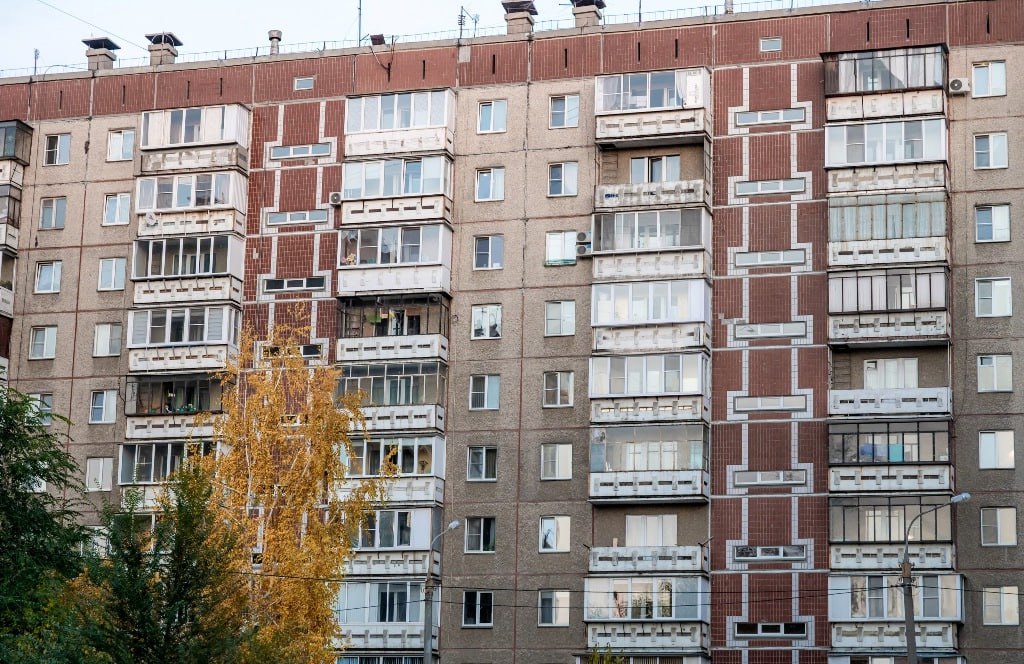 В Челябинске не будут строить новый квартал в Советском районе В Челябинске отменили реализацию проекта по комплексному развитию территории в границах квартала, ограниченного улицами Сулимова – Тарасова – Блюхера – Омской; Шаумяна – Омской – Сулимова – Техникумовской; Шаумяна – Омской – Колсанова – Тарасова в Советском районе. Как сообщает пресс-служба городской администрации, в Комитет по управлению имуществом и земельным отношениям города Челябинска поступили протоколы общих собраний собственников помещений в многоквартирных домах, расположенных на этой территории. Собственники проголосовали против включения их домов в проект комплексного развития территорий. Этот проект отменен.