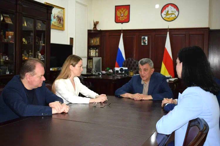 С утра провёл рабочую встречу с замминистра просвещения РФ Ириной Шварцман Ирина Владимировна обратила внимание на позитивные изменения в системе образования Северной Осетии. Действительно, в последние годы в этой сфере сделано немало: капремонт школ, детских садов, средних учебных заведений, поддержка педагогических кадров и многое другое. Для нас важно создать комфортные условия как для учеников, так и преподавателей. Над этим будем работать.