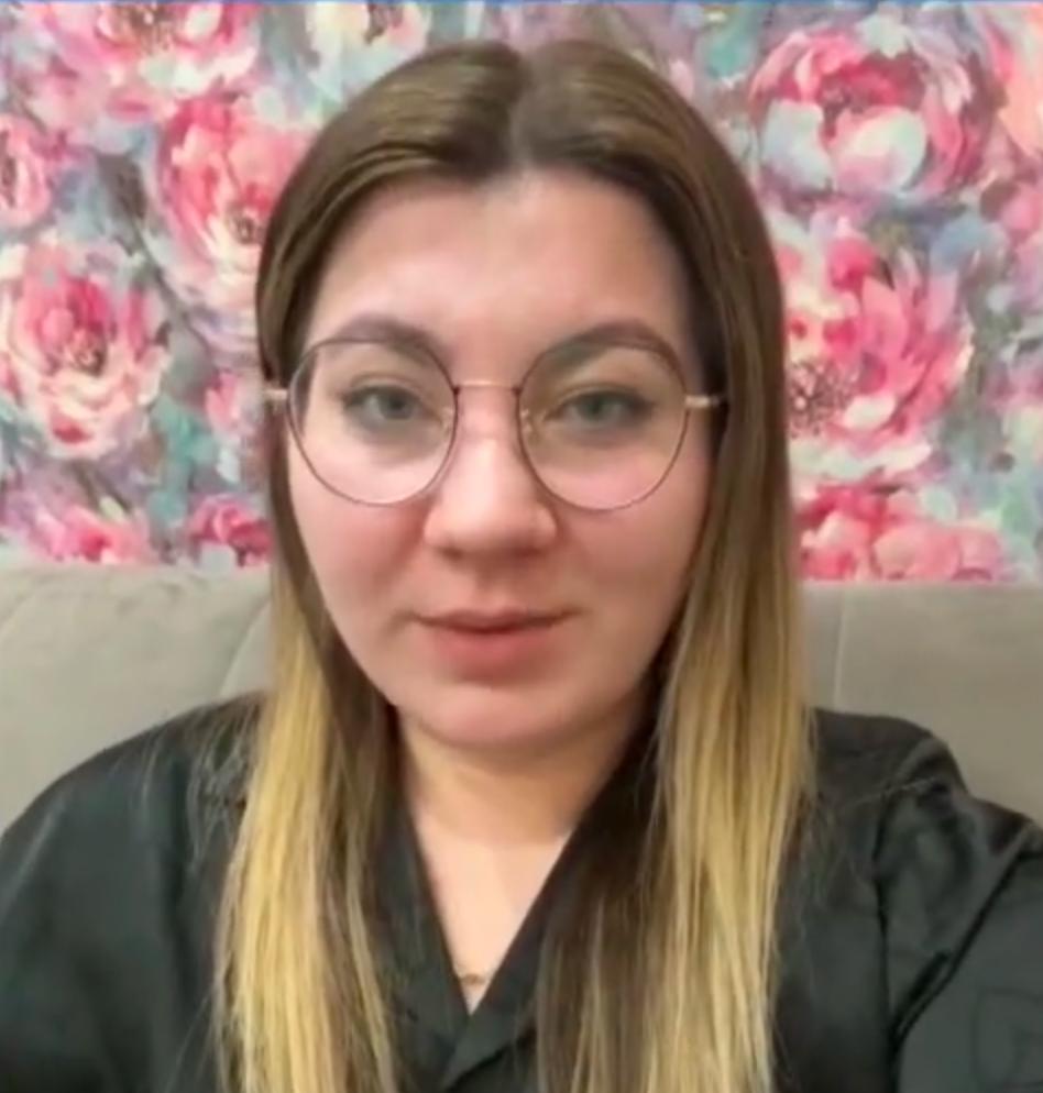 После обращения вдовы погибшего военнослужащего на прямую линию с Владимиром Путиным СК заведено уголовное дело по факту халатности в Новосибирской области По предварительным данным жена бойца уволенного с военной службы в январе 2025 года в связи со смертью при выполнении боевых задач в зоне СВО в июле обратилась в военный комиссариат Кировского и Ленинского районов с заявлениями о назначении пенсии по случаю потери кормильца и ежемесячной компенсации в возмещении вреда здоровью Документы были отправлены в военкомат региона куда они поступили спустя два месяца Пенсия была назначена только 17 декабря