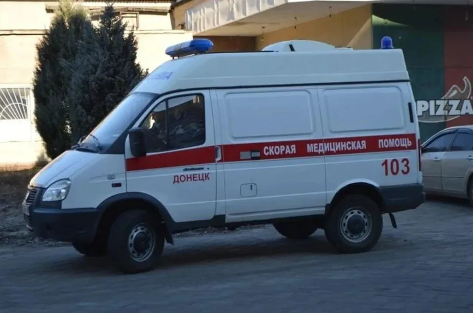 Сегодня в России отмечают День работника скорой медицинской помощи В ДНР в службе экстренной медицинской помощи работает 2600 человек которые объединены в 110 бригад Только за первые три месяца этого года бригады выезжали на вызовы больше 84 тысяч раз И за каждым таким выездом спасенные жизни оперативно принятые решения и подаренная надежда в экстренных ситуациях В Минздраве республики поздравили сотрудников скорой помощи с профессиональным праздником И заверили что продолжат делать все необходимое для развития этой жизненно важной службы уделяя особое внимание укреплению материально технической базы обновлению автопарка и поддержке каждого специалиста Территориальное управление работает и в MAX