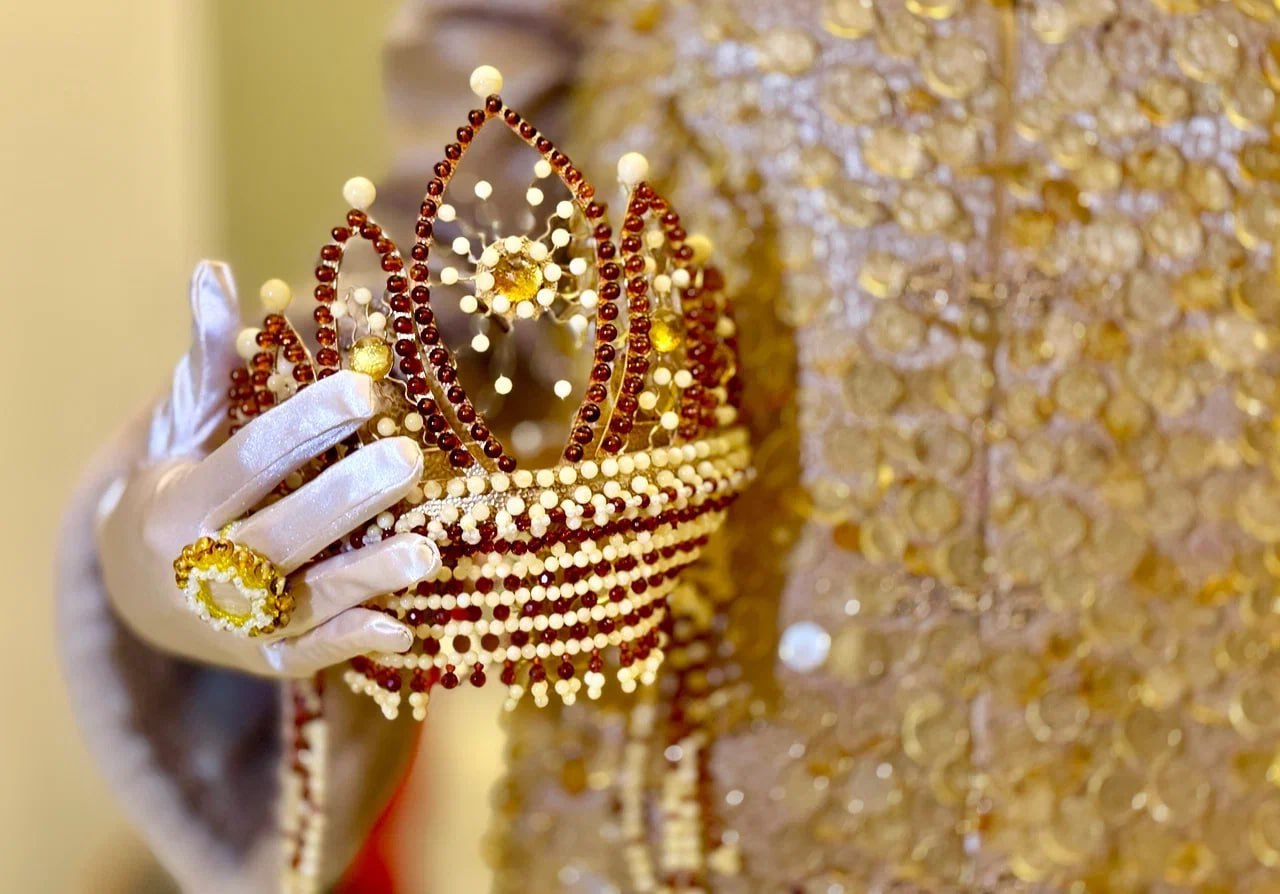 Кокошник из тысячи элементов янтаря возрастом около 50 миллионов лет изготовили на калининградском янтарном комбинате Ростеха Подписаться на РИА Новости