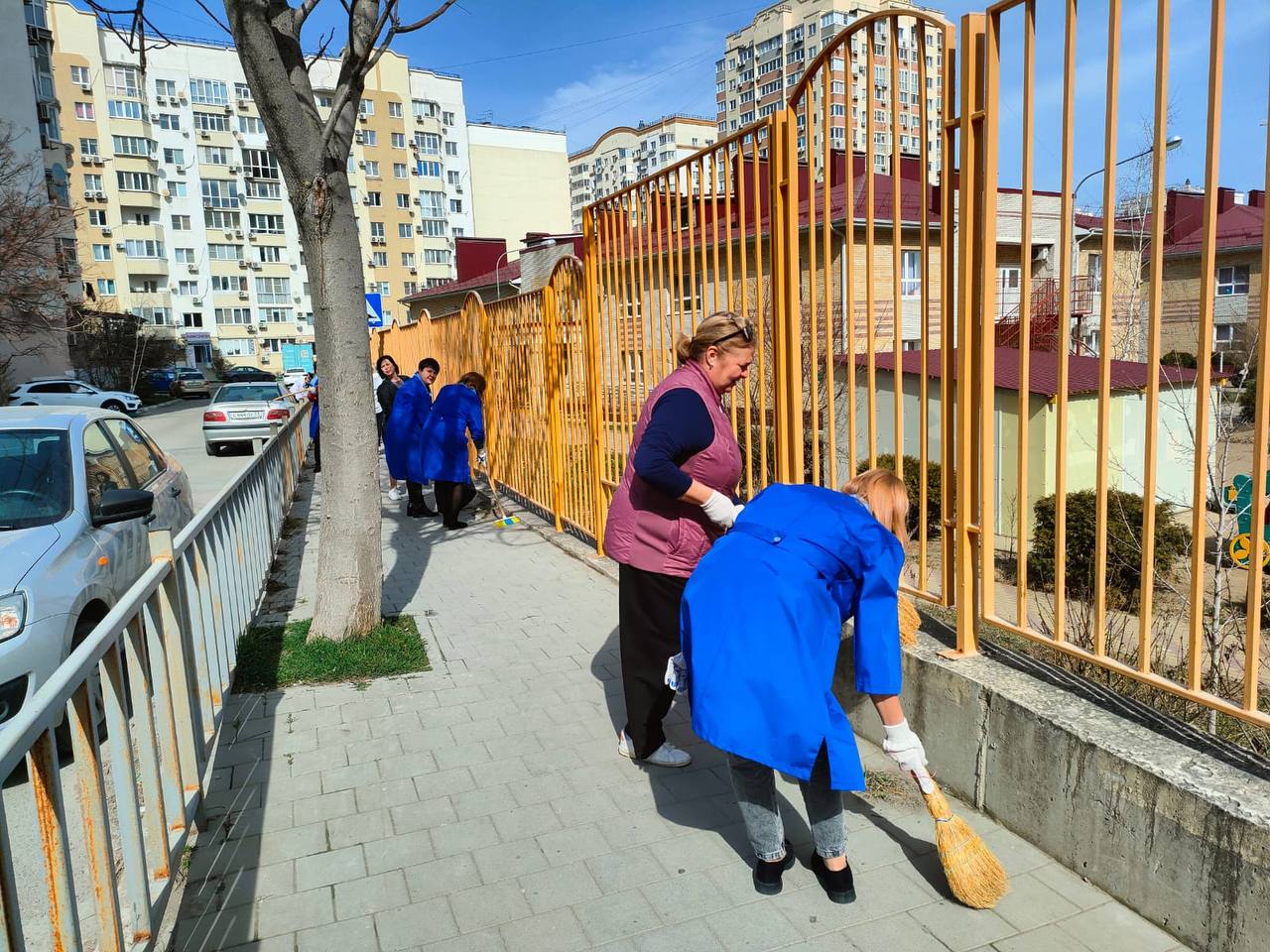 Сегодня сотрудники школ, детских садов и учреждений культуры привели в порядок дворовые и прилегающие территории: убрали мусор и листву, провели покраску и очистку элементов.  С 1 марта в Новороссийске стартовал двухмесячник по благоустройству и наведению санитарного порядка. Каждый день во внутригородских районах проводим мероприятия по уборке территорий.   Большое спасибо активным гражданам за ваше неравнодушие и вклад в поддержание чистоты нашего города-героя! Вместе мы сделаем Новороссийск еще красивее!