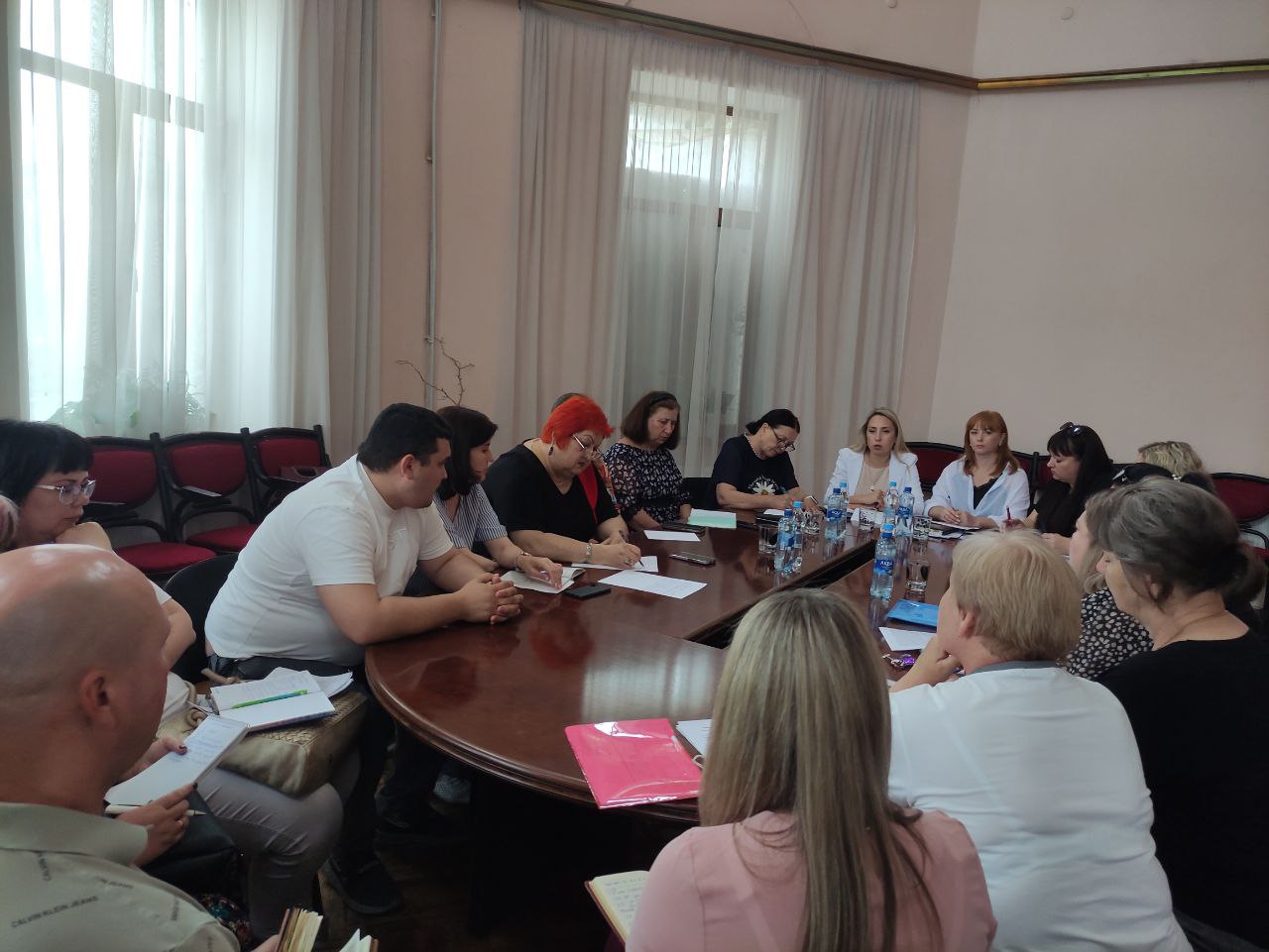 10 июня в круглом зале Дворца культуры имени «Молодая гвардия» прошло совещание с руководителями учреждений культуры Краснодонщины, на котором были подведены итоги работы и обсуждены ключевые направления на предстоящий период. Совещание открыла заместитель Главы Администрации Краснодонского муниципального округа Татьяна Галушкина, представившая вводный доклад. Она обозначила приоритетные задачи для учреждений культуры, акцентировав внимание на необходимости повышения их эффективности в современных условиях. Совещание стало важной платформой для обсуждения насущных вопросов и формирования стратегического видения дальнейшего развития культуры в муниципалитете. Хотите знать больше о том, как прошло мероприятие и какие вопросы были рассмотрены Подробности на нашем сайте