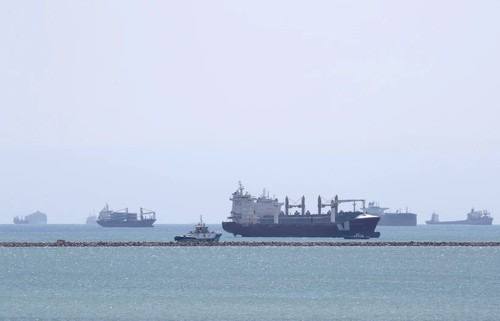 Судоходство пошло в рост    Россия и Китай договорились расширять канал «река–море» Северо-Восток КНР — Дальний Восток РФ. Будут расти объёмы речных и морских перевозок, создадут более удобные условия для судоходства.    Пассажиропоток по воде за год вырос в 2 раза. Автоперевозки тоже на подъёме — стороны обсудили дополнительный обмен разрешениями на 2025 год.    Упростить автотрафик поможет новый Протокол о поездках граждан и предстоящее подписание соглашения по опасным грузам.  Воздушные перевозки стабильно растут. Страны работают над новыми проектами, включая трансграничные перевозки с беспилотниками.  #БольшаяЛогистика #logisticsnews #логистика #импортновости #ЛогистическиеРешения