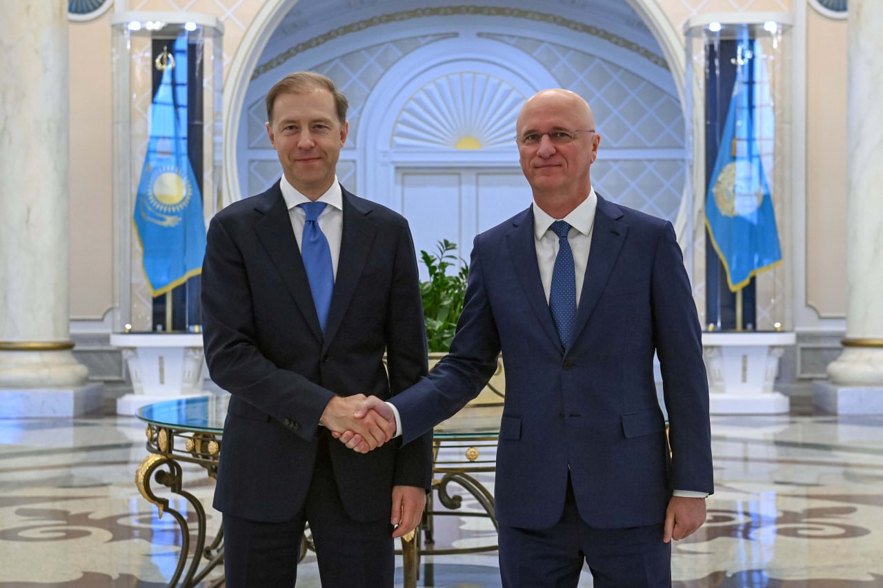 Денис Мантуров провел встречу с первым вице премьером Казахстана Романом Скляром Встреча прошла в рамках визита Дениса Мантурова в Казахстан Стороны обсудили вопросы торгово экономического сотрудничества Особое внимание уделено проектам в области промышленной кооперации прежде всего в сфере автомобилестроения железнодорожного машиностроения и металлургии В рамках визита первого вице премьера запланированы встречи с руководством страны а также проведение XXIII заседания Межгосударственной комиссии по военно экономическому сотрудничеству Организации Договора о коллективной безопасности под председательством Дениса Мантурова Подписаться на Правительство России в MAX