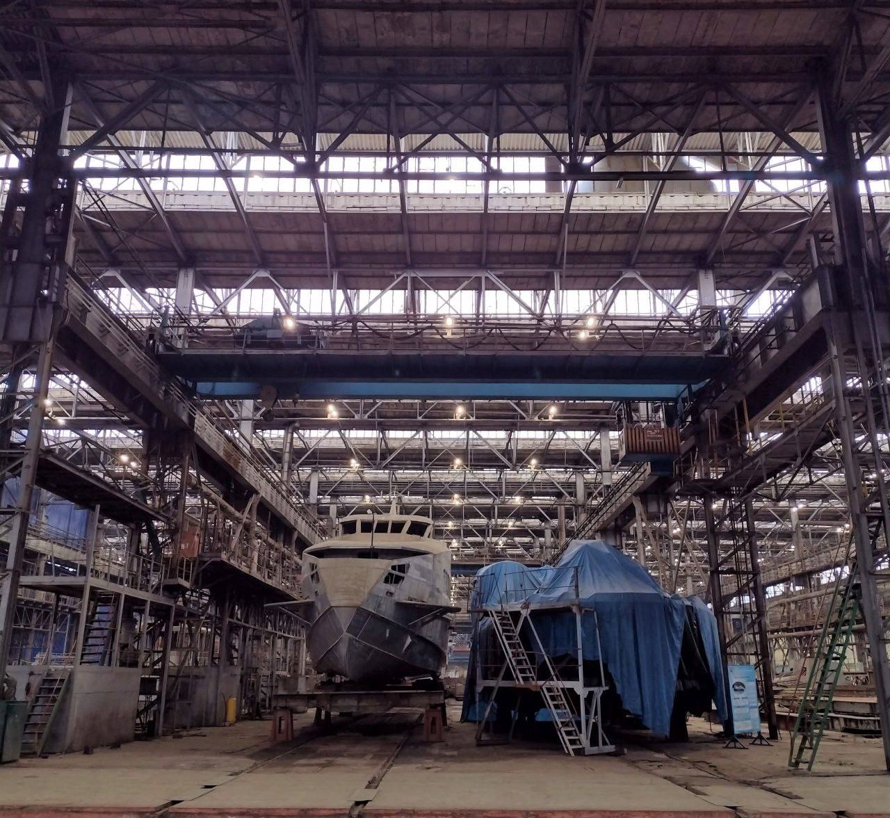 Путин поддержал инициативу о передаче ХСЗ в собственность Хабаровского края Об этом сообщает губернатор Дмитрий Демешин Объединённая судостроительная корпорация должна завершить корпоративные процедуры и передать завод краю Мы намерены создать на базе предприятия кластер судостроения строить и ремонтировать суда самого разного назначения для гражданских и военных нужд На заводе есть недостроенные брошенные корабли полузаброшенные цеха Всё это нам предстоит восстановить заявил Дмитрий Демешин Фото ХСЗ   AmurMedia Прислать новость