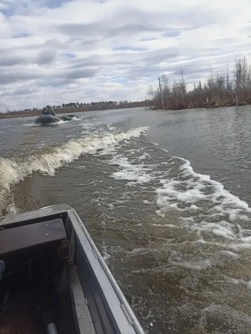 Трагедия на водоёмах двое рыбаков утонули за неделю в Тюменской области В Тюменском округе в 20 км от деревни Железный Перебор на озере обнаружили тело 76 летнего мужчины По предварительным данным 18 апреля он отправился на рыбалку после чего перестал выходить на связь На следующий день местные жители нашли его тело в воде возле металлической лодки Ещё один случай произошёл на озере Картымское у села Конченбург в Нижнетавдинском округе 16 апреля там нашли тело 60 летнего рыбака без признаков насильственной смерти Оба мужчины пренебрегли правилами безопасности и были без спасательных жилетов СУ СК России по Тюменской области  Мы в MAX