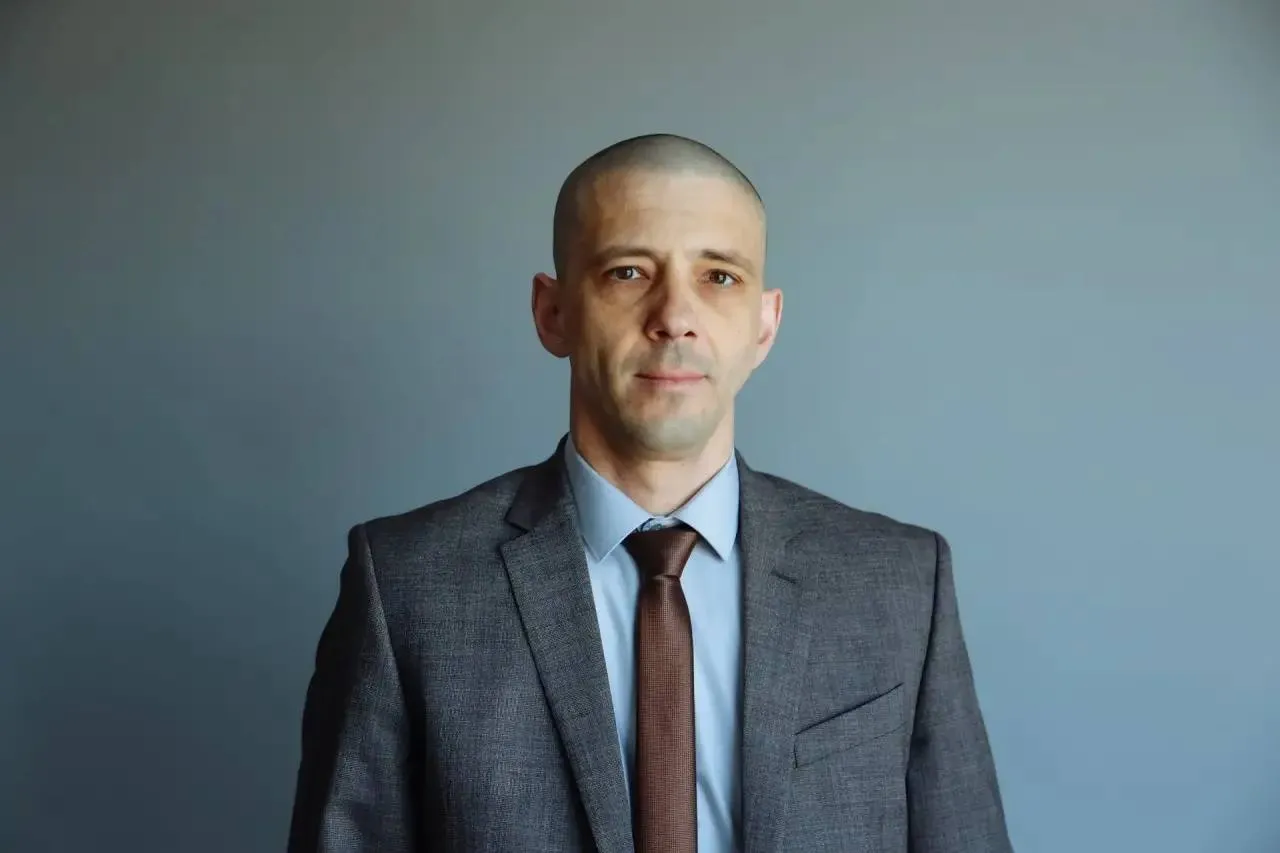 Ветеран СВО назначен начальником госинспекции по охране объектов культурного наследия Амурской области По распоряжению Губернатора Алексей Лохов будет отвечать за реализацию государственной политики в сфере сохранения использования популяризации и госохраны объектов культурного наследия Приамурья Алексей Лохов активно участвует в деятельности по сохранению исторического наследия является членом Амурского отделения Российского военно исторического общества РВИО входит в экспертный совет при Общественной палате региона по организации сохранения исторической памяти Благовещенец окончил ДВОКУ имеет ещё 3 высших образования экономическое юридическое и педагогическое В 2017 году защитил диссертацию на соискание учёной степени кандидата исторических наук Трудовую деятельность начал в 2000 году курсантом затем проходил службу в Вооружённых Силах РФ Алексей Лохов ветеран боевых действий участник контртеррористической операции и специальной военной операции Награждён ведомственными и государственными наградами Является автором более 40 научных работ проводит исследования по изучению фортификации XVII века Восточной Сибири и Дальнего Востока с применением современных технологий инициатор и автор концепции военно исторического комплекса на набережной Амура в Благовещенске Артиллерийский полукапонир Увлекается спортом с 2018 по 2021 год занимал пост президента Федерации рукопашного боя Амурской области Женат воспитывает сына и двух дочерей Будьте в курсе главных новостей Амурской области
