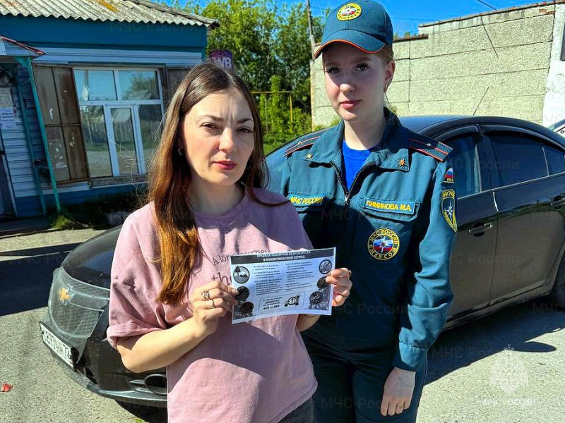 В населенных пунктах Тюменской области продолжается профилактическая работа Сотрудники подразделений Главного управления МЧС России по Тюменской области совместно с представителями администрации Ялуторовского района и муниципального отдела МВД продолжают профилактическую работу в населенных пунктах района по недопущению возникновения пожаров. Сотрудники МЧС России доводят до населения обязательные требования пожарной безопасности, напоминают номера телефонов экстренных служб и вручают информационные памятки. В Исетском районе представители ведомства совместно с работниками отдела социальной защиты осуществляют превентивную деятельность по предотвращению пожаров в жилом секторе. Граждан информируют об основных причинах возникновения возгораний, о действиях в случае возникновения пожара.