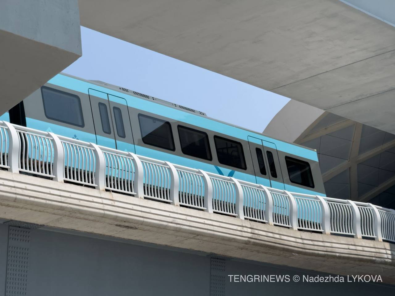 Первый состав LRT краном подняли на рельсы. Два вагона будут находиться на станции возле аэропорта Астаны до начала тестовых запусков, которые запланированы на сентябрь.
