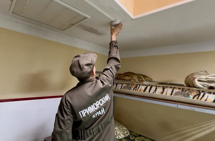 Более 3 7 тыс пожарных извещателей установили в Приморье для семей с детьми В деревянных домах жителей края бесплатно устанавливают дымовые датчики Уже смонтировано 3 766 устройств которые обезопасят более 3 2 тысячи семей Бесплатно приборы полагаются многодетным и малообеспеченным семьям инвалидам и ветеранам При задымлении извещатель издаёт громкий сигнал способный разбудить спящих Подпишись на Недвижимость Приморья