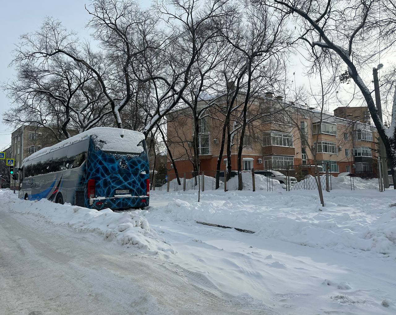 Сотрудники ГИБДД в Благовещенске начнут эвакуировать мешающие уборке автомобили  «Уважаемые автомобилисты Благовещенска! С сегодняшнего дня мы меняем подход к очистке дорог, обочин и заездных карманов от снега.  Помогать станут сотрудники ГИБДД. Проезжать по маршруту предстоящей уборки и выявлять владельцев машин, предупреждать их о необходимости отогнать авто. А, в случае необходимости, эвакуировать мешающие автомобили. Увозить их либо на ближайшее свободное место, либо на площадку для временного хранения. Оплачивать эти работы горожанам не придется, но забирать машины нужно будет самостоятельно», - пишет Олег Имамеев.  По словам мэра Благовещенска, из-за брошенного вдоль дорог автотранспорта звено уборочной техники не может полноценно выполнить очистку.   Если не обнаружили свой автомобиль, звоните Деду Морозу в дежурную часть ГИБДД: 59-46-80  подписчики подсказали            Реклама