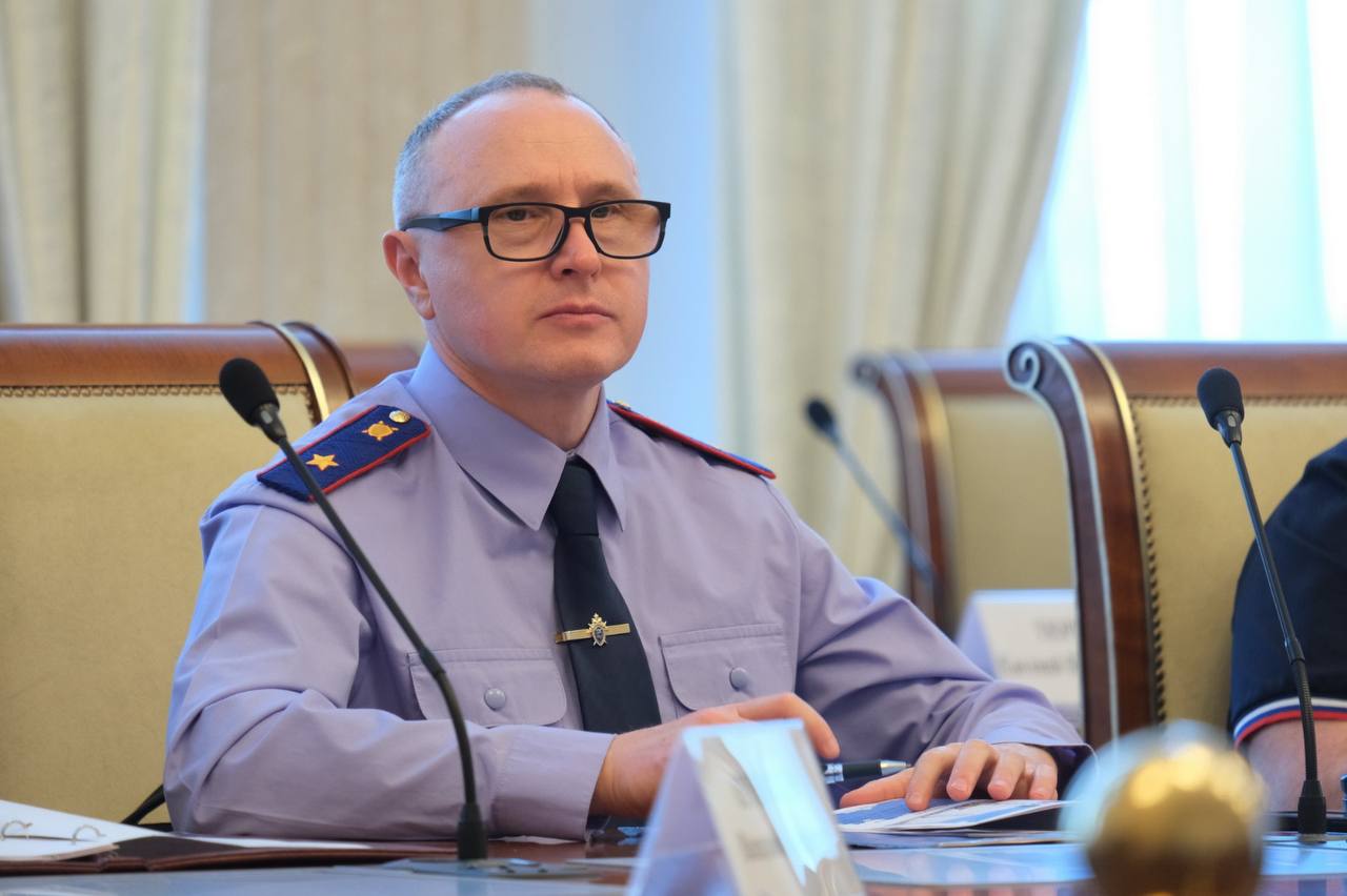 Руководитель Восточного МСУТ СК России Алексей Александров принял участие в заседании постоянно действующего координационного совещания по обеспечению правопорядка в Новосибирской области под председательством Губернатора Андрея Травникова Участниками совещания обсуждены вопросы реализации мероприятий по обеспечению комплексной безопасности детей в период летнего отдыха, в том числе их антитеррористической защищенности. В завершении совещания участниками утвержден план мероприятий по реализации Стратегии противодействия экстремизму в Российской Федерации на территории Новосибирской области. С основными докладами по вопросам выступили министр труда и социального развития Новосибирской области и руководитель департамента административных органов администрации Губернатора и Правительства Новосибирской области. Руководителем следственного управления было отмечено, что в летний период возникает большая вероятность получения детьми травм при занятиях летними видами спорта, в том числе находясь на отдыхе в детских лагерях. В связи с чем профилактические мероприятия позволят снизить количество трагедий с участием детей. Вопросу защищенности детей следственным управлением уделяется значительное количество времени. Работа по данному направлению деятельности будет продолжена. По результатам совещания выработаны меры, направленные на повышение эффективности работы по обсужденным вопросам.