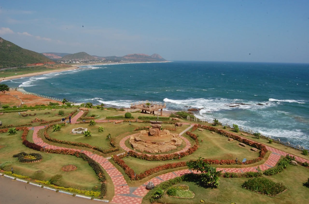 Рост ВВП России по итогам текущего года составит около 1 3 сектор производства к сентябрю 2025 года уже вырос примерно на 3 заявил замглавы Минпромторга РФ Алексей Груздев на международном форуме Саммит партнерства в Индии Мероприятие является одним из крупнейших деловых мероприятий страны в котором принимают участие более 3 тыс делегатов из десятков государств Индия проводит этот форум 14 15 ноября в Вишакхапатнаме в южном штате Андхра Прадеш