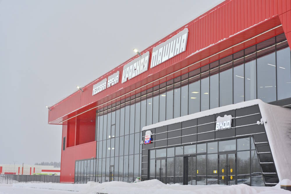 Ледовая арена Красная машина в микрорайоне Ива откроется 19 февраля В Перми на следующей неделе откроется ледовая арена Красная машина в микрорайоне Ива В день открытия 19 февраля запланированы мастер классы для юных хоккеистов Строительство объекта шло с 2023 года и завершилось в конце 2025 года Ледовая арена двухэтажная с двумя ледовыми полями зрительскими трибунами на 250 мест тренажерным и спортивным залами раздевалками и тренерскими Она позволит проводить тренировки спортсменов и городские соревнования Бюджет проекта превышал 1 миллиард рублей Подписаться на Интересную Пермь в ТГ в МАХ