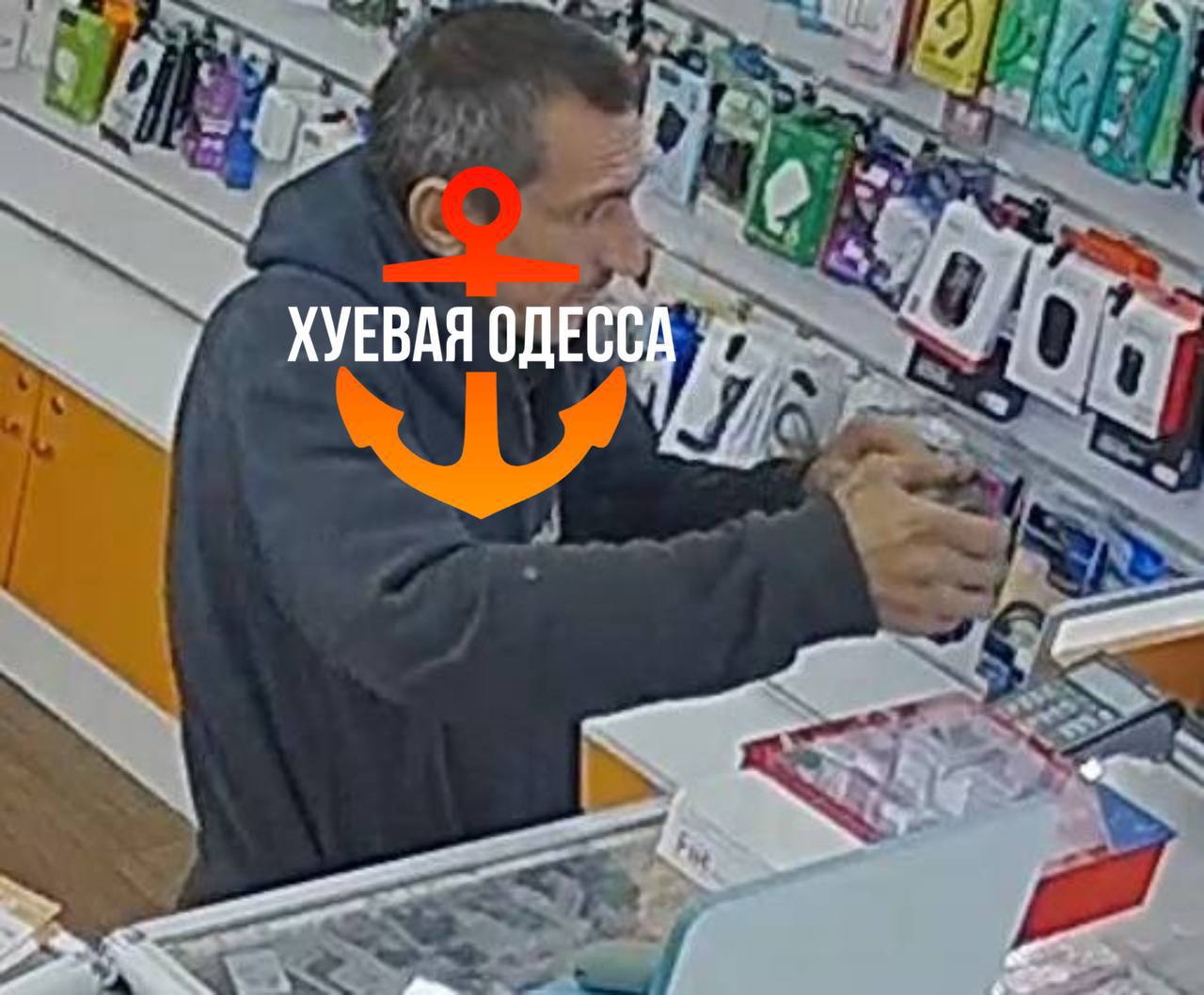 В Одессе полиция разыскивает Жмыха, который вчера вечером пытался ограбить «Табакерочку» на Николаевской дороге 225 с помощью гранаты. Сверхразум зашёл в магазин и потребовал отдать ему всю кассу, однако был послан и убежал с пустыми руками.