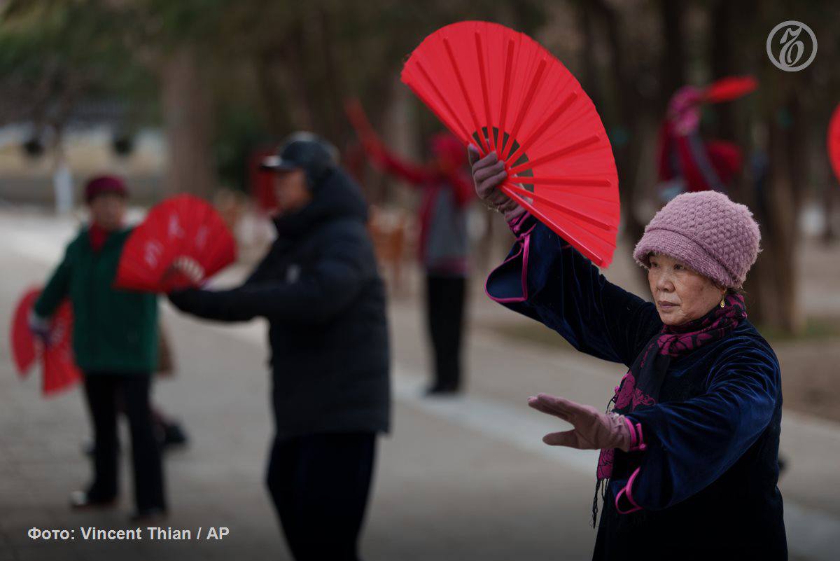 Население Китая в 2025 году сократилось на 3 39 млн человек составив 1 млрд 404 89 млн жителей следует из отчета Национального бюро статистики КНР За год родились 7 92 млн детей самый низкий показатель за десятилетия а умерли 11 31 млн человек Китайское общество продолжает стремительно стареть доля граждан от 60 лет и старше достигла 23 Одновременно усиливается урбанизация число горожан выросло почти до 68 сельское население сокращается Демографические тенденции усложняют планы властей по увеличению внутреннего потребления отмечает Reuters Подписывайтесь на Ъ Оставляйте бусты
