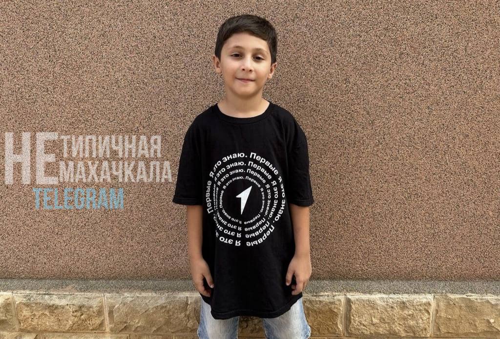 В Дагестане 8-летний Мустафа Магомедов спас тонущего двоюродного брата Два мальчика катались на велосипедах и решили искупаться в реке. Во время купания Ибрагим поскользнулся и начал тонуть. Мустафа, держась за прибрежные растения, сумел после двух попыток вытащить его на берег. Теперь он мечтает стать спасателем. Прислать новость Подписаться