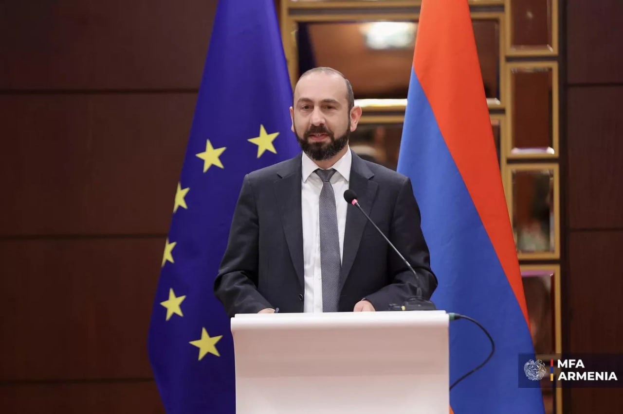 Глава МИД Армения может подать заявку на вступление в ЕС в скором времени Арарат Мирзоян заявил в новом интервью изданию Deutsche Welle что в Армении принят закон обязывающий правительство страны стремиться к вступлению в Европейский Союз Когда мы подадим заявку сказать точно не могу Может быть в следующем месяце а может быть в следующем году Это зависит от многих факторов Но как я уже сказал это наша официальная политика сказал Мирзоян При этом как отметил министр Армения работает с Европейским Союзом и уже значительно углубила с ним двусторонние отношения Есть Соглашение о всеобъемлющем и расширенном партнерстве CEPA стороны начали процесс упрощения визового режима С точки зрения главы МИД Армении этот процесс идет вполне успешно Кроме того по его словам Ереван и Брюссель ведут переговоры по поводу нескольких новых документов и завершили работу над новой программой партнерства Ее подпишут максимум в течение ближайших трех месяцев Граждане Армении требуют от нас идти вперед Мы слышим от них некоторую критику по поводу возможных задержек и долгих процедур заметил Мирзоян t me economyofarmenia