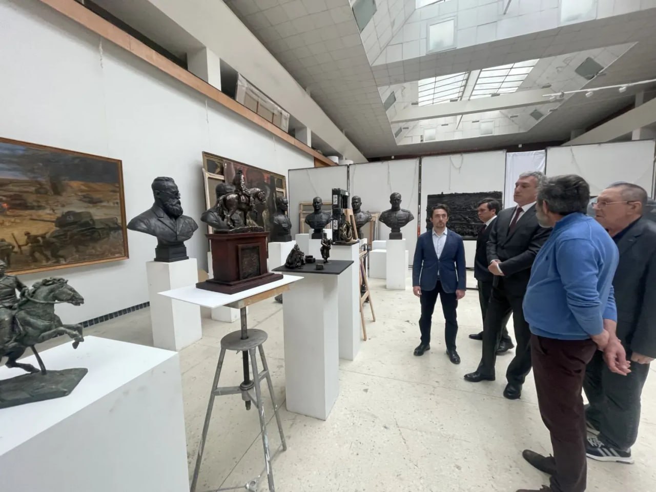 Исторические скульптуры планируют установить напротив музея в Благовещенске Скульптуры, посвященные истории Благовещенска, планируют установить напротив Амурского областного краеведческого музея. В том числе могут появиться бронзовый верблюд и памятник Дмитрию Пешкову, который в одиночку проехал на коне от Благовещенска до Санкт-Петербурга. Эти планы губернатор Приамурья Василий Орлов обсудил со специалистами Студии военных художников имени Грекова. Встреча состоялась в Москве, сообщили в правительстве Амурской области. Напомним, художники и скульпторы Студии Грекова создали мемориальный комплекс, который в этом году, в преддверии 9 Мая, установили на площади Победы. "Благодарю команду студии Грекова за создание комплекса, который уже полюбили благовещенцы и гости города, - отметил на встрече Василий Орлов. - Планируем реализовать вместе с художниками и скульпторами студии еще несколько проектов. Напротив областного краеведческого музея, в сквере, который как раз благоустраивается, собираемся установить скульптуры, посвященные истории города. Также намерены установить памятник Дмитрию Пешкову, который совершил одиночный конный переход от Благовещенска до Санкт-Петербурга. Также в перспективе разработка дизайна мини-скульптур, которые будут установлены в разных точках города и привлекут внимание туристов к городским достопримечательностям". ТЕЛЕПОРТ.РФ – здесь все об Амурской области Написать нам