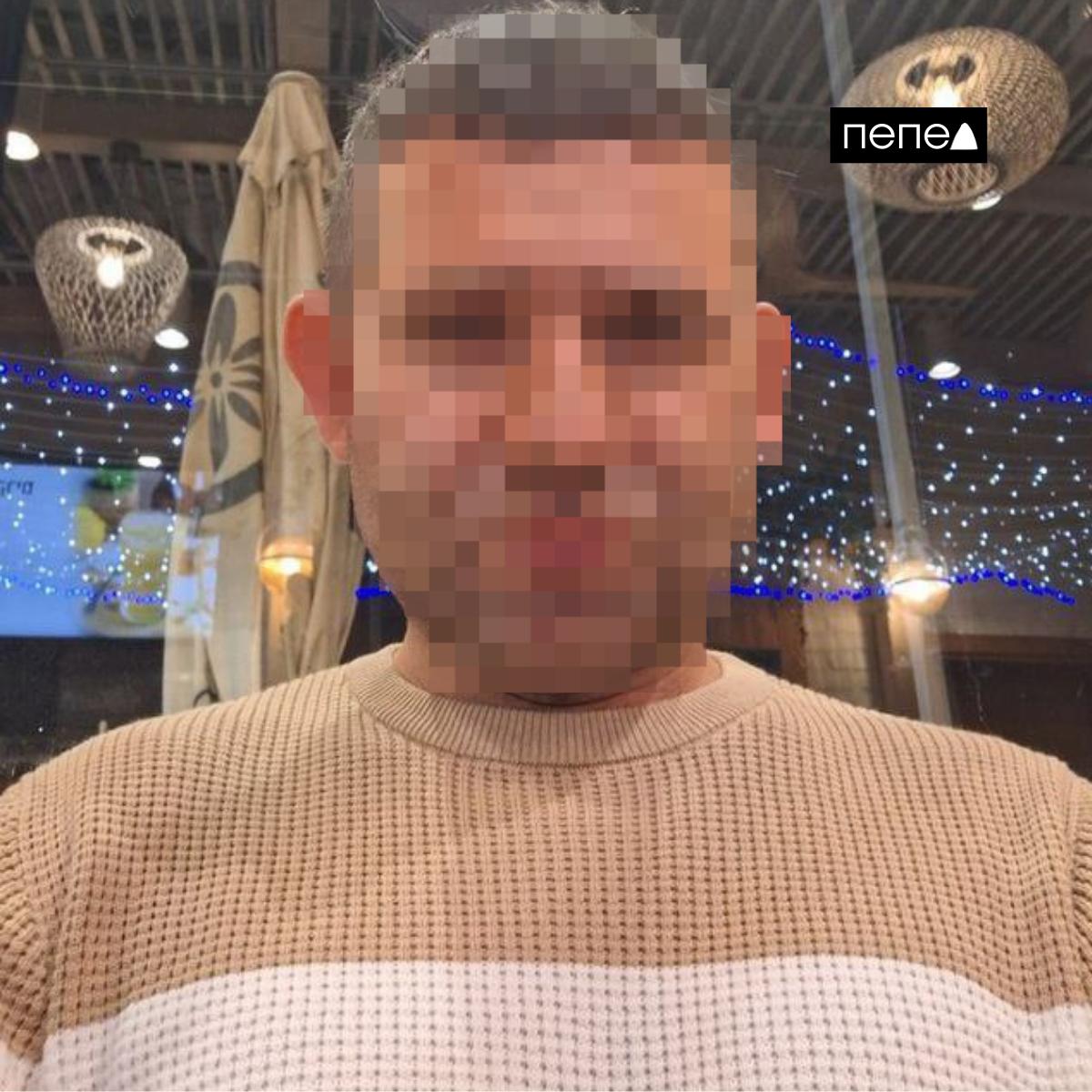В Белгороде украинца арестовали на 14 суток за комментарии о жизни в России в чате переселенцев. Как пишет телеграм-канал «Осторожно, новости», в 2023 году 44-летний Игорь Г. оставил несколько комментариев в телеграм-чате «Украицы в России». В них мужчина написал о жизни в Белгороде и праздновании Дня Победы. Проехался сейчас по Белгороду. Я не думал, что здесь столько ебанутых. Все с советскими флагами. Друг другу сигналят. Обвешались ленточками. Портреты воевавших дедов на автобусах и машинах, которые после дождя все в грязи. Если раньше и для меня это был праздник, то сейчас это выглядит в моих глазах как парад лицемерия. Думаю, что мой дед перевернулся бы в гробу от такого мракобесия и извращения истории , — написал в чате Игорь. Также Игорь написал, что «за семь лет жизни в РФ уровень русофобии уже зашкаливает» и назвал русских «нацией ублюдков и дегенератов». Я сегодня чуть не попал под дискредитацию ВС РФ. Покупал себе мороженное в «Магните», а за мной скупались воины света со свастикой. Кассирша у них спросила, нужен ли им пакет, а я возьми и ляпни: «Да, большой, чёрный». Хорошо, что они меня не услышали , — написал мужчина. Белгородский районный суд назначил Игорю Г. административный арест на 14 суток по статье о возбуждении ненависти. Подписаться на «Пепел»