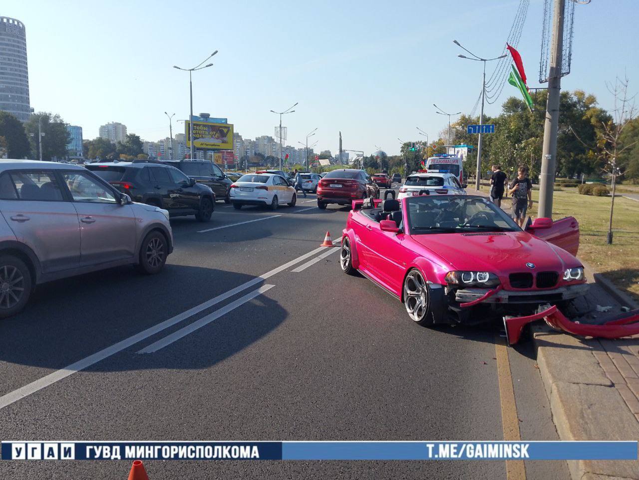 ДТП с тремя автомобилями случилось на пр Победителей По предварительной информации вчера 24 летний водитель Peugeot при перестроении не убедился в безопасности маневра и столкнулся с BMW От удара BMW выехал на встречную полосу и столкнулся с Geely после чего выехал за пределы проезжей части Водитель автомобиля BMW доставлена в медучреждение Фото ГАИ Минск Новости MINSKNEWS BY Telegram Viber FB VK Inst TikTok YouTube