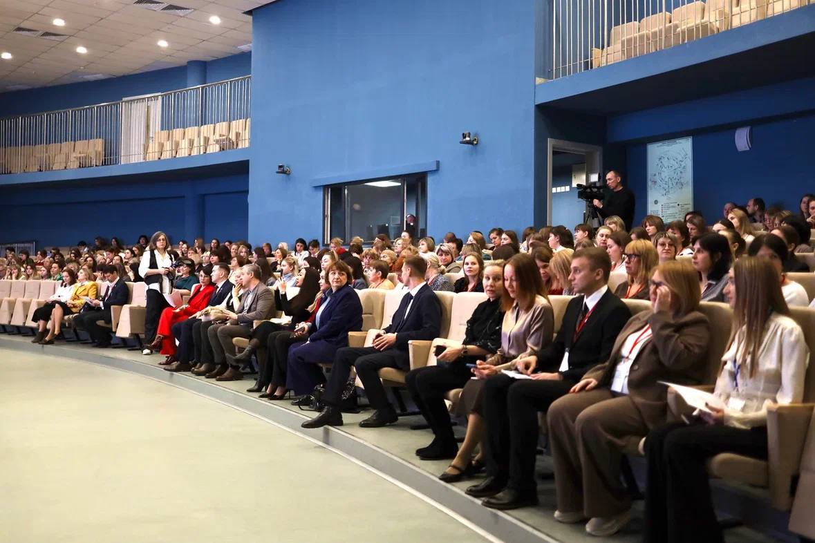 Обрсоюз выступил партнером повышения квалификации для педагогов по программе Разговоры о важном В 14 регионах России по инициативе Минпросвещения прошли курсы повышения квалификации для педагогов реализующих курс Разговоры о важном Эксперты Обрсоюза приняли участие в разработке методических материалов и выступили на очных этапах От Обрсоюза приняли участие эксперты Наталья Шадрина Мария Лесонен Диана Минец Анастасия Сакаева Алексей Лукичев и другие Мероприятие стало заметным событием в сфере воспитательной работы педагоги обсуждали психолого педагогические основы курса говорили о роли ценностных бесед с детьми обменивались реальным опытом и разбирали профессиональные ситуации с которыми сталкиваются в школе каждый день Подробнее о том как очный этап прошел в Воронежской области читайте в материале по ссылке Фото Министерство образования Воронежской области Обрсоюз НовостиОбразования