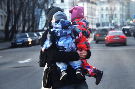 Бедность не является основанием для лишения родительских прав Судебную практику, предполагающую лишение родительских прав из-за отсутствия хорошего финансового положения, стоит отменить, считает глава Патриаршей комиссии по защите семьи, материнства и детства, иерей Федор Лукьянов. У молодых семей надо не отбирать детей, а создавать для них механизмы экономического благополучия. Патриаршая комиссия предлагает изменить судебную практику об основаниях лишения родительских прав - лишить ее карательного уклона и нацеленности на изъятие детей по надуманным предлогам, как то - неработающей печки, сломанной кровати и т. п.