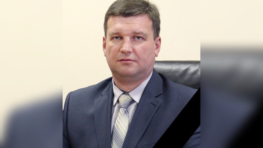 Умер заместитель председателя Свердловского областного суда Евгений Шумков Ему было 50 лет Официальный некролог сообщает что причиной смерти стала продолжительная болезнь Шумков был одним из первых мировых судей назначенных на должность в 2002 году Выпускник Уральского юридического института МВД России прошел все уровни судебной системы Свердловской области от работы в органах внутренних дел до руководства высшей судебной инстанцией региона Награжден медалью За безупречную службу Прощание состоится 23 сентября в 12 00 в малом зале ДК Ровесник в Заречном   Новости из Екатеринбурга