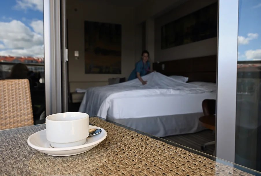 Председатель комитета Госдумы по туризму и развитию туристической инфраструктуры Сангаджи Тарбаев предложил создать туристический кластер в Башкирии По его словам поток туристов в Башкирию высокий но потенциал у республики гораздо больше Нужно формировать крупного башкирского туроператора или кластер который станет локомотивом индустрии И уже через него выходить на федеральных коллег которые будут активно взаимодействовать с вашим регионом продвигать его на внешнем рынке отметил господин Тарбаев Фото Ирина Бужор Коммерсантъ Подписывайтесь на Ъ Уфа Оставляйте бусты