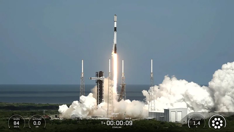 SpaceX достигла нового рекорда запустив 10 000 й спутник Starlink с помощью ракеты Falcon 9 В минувшее воскресенье компания провела два успешных запуска первый из них с 31 м повторным использованием первой ступени ракеты состоялся с базы на мысе Канаверал а второй с юбилейным спутником с базы Ванденберг Важно отметить что Falcon 9 совершил 132 й запуск в 2025 году что совпадает с общим числом запусков за весь 2024 год На данный момент на орбите функционирует 8608 спутников Starlink большинство из которых успешно завершили свою работу Дополнительную информацию можно найти в источниках 3DNews и SpaceX Источник изображения SpaceX Unlim AI