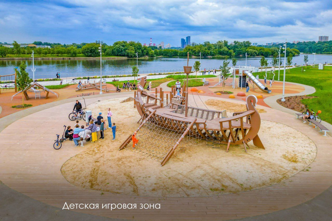 В музее-заповеднике «Коломенское»открылась новая набережная Москвы-реки Протяжённость набережной — 3.5 км. Здесь оборудован уникальный деревянный настил над водой, который будет доступен для прогулок и в вечернее время — благодаря освещению. Также набережную украсили многочисленные павильоны, а на причальной площади открылся ресторан с летней верандой и кафе. Важная часть новой набережной — свадебный сад с площадкой для проведения церемоний на воде. Также здесь организовали бар на воде со смотровой площадкой, амфитеатр на 850 человек, спортивный кластер и детские площадки. Источник