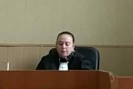 Судью из Ростова лишили полномочий после приговора по громкому делу о подбросе наркотиков.  Судью Ленинского райсуда Ростова Викторию Мамелко лишили полномочий за дисциплинарный проступок.   Решение приняла Квалификационная коллегия судей Ростовской области.   Подробности проступка не раскрываются, но известно, что сама Мамелко пыталась уйти по собственному желанию — ей отказали.  Судья Мамелко стала известна после приговора по так называемому «делу стажёров» в 2021 году.   Тогда она осудила двух бывших полицейских отдела № 4 — 37-летнего Романа Халимова и 33-летнего Максима Сердюченко, а также 31-летнего ростовчанина Андрея Кураева.   Все трое получили реальные сроки — от 5 до 15,5 лет колонии строгого режима.   Их признали виновными в подбросе наркотиков, вымогательстве и избиении задержанных.   Потерпевшими по делу проходили около 15 человек.  Халимов сейчас отбывает наказание, а Сердюченко ушёл на СВО и вернулся с государственной наградой.  Имя Мамелко всплывало и в другом деле.   Заключённый Вячеслав Пасечко, осуждённый ещё до «дела стажёров» на 10 лет по наркостатье, обвинял Халимова и его начальника Владислава Сергеева в фальсификации его уголовного дела.   Однако добиться пересмотра приговора он не смог — суды ему отказывали, в том числе и судья Мамелко.  Теперь её карьера в суде завершилась досрочно.   Формально — за проступок, о котором официально ничего не сообщается.    Подписаться   Связь с редакцией