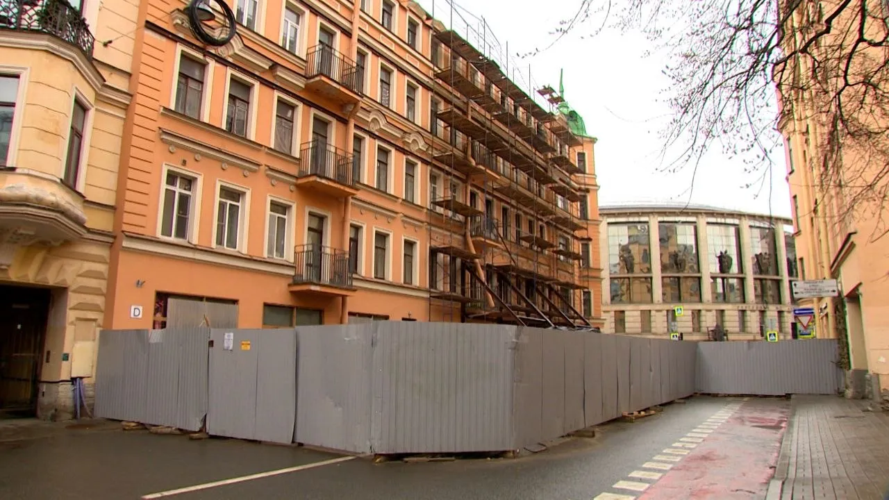 В Петербурге продолжают восстанавливать дом на Большой Зелениной Восстановление дома на Большой Зелениной продолжается Проведен аукцион на разработку проектной документации готовые решения представят к июлю Продолжается комплексное восстановление дома после обрушения в 2024 году на Большой Зелениной 1 44 Стартовали подготовительные работы по усилению перекрытий и конструкций которые не попали в аварийную зону Как рассказали в пресс службе Фонда капитального ремонта аукцион на разработку проектной и сметной документации уже проведен Готовые решения будут представлены к началу июля после чего будет заключен договор на строительно монтажные работы и определены точные сроки их выполнения
