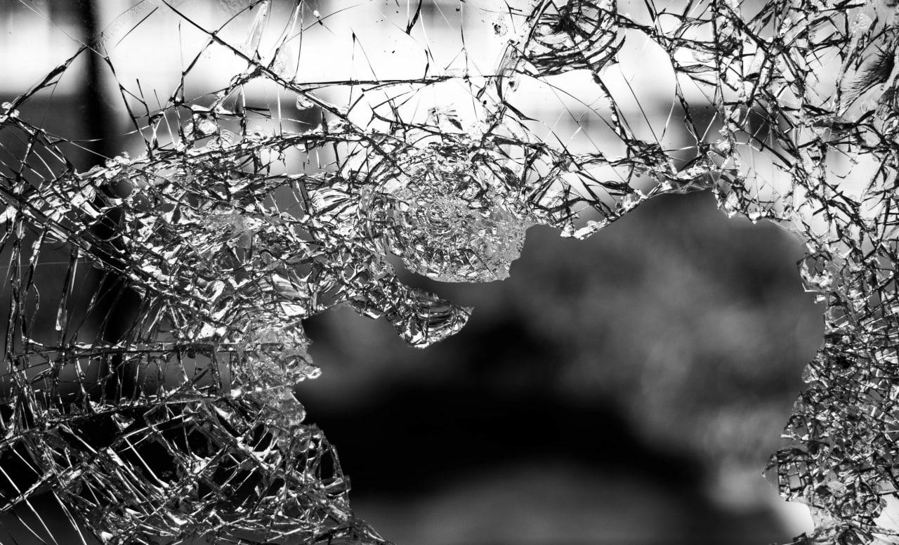 Сорвавшийся от ветра дорожный знак разбил стекло автобуса 5 и ранил одну из пассажирок Инцидент произошёл накануне вечером 16 февраля недалеко от остановки Гостиница БРНО в Воронеже Пострадавшей оказалась студентка Она получила ушибы порезы и царапины vrn aif ru incidents details v voronezhe dorozhnyy znak probil okno avtobusa i ranil passazhirku aifvrn