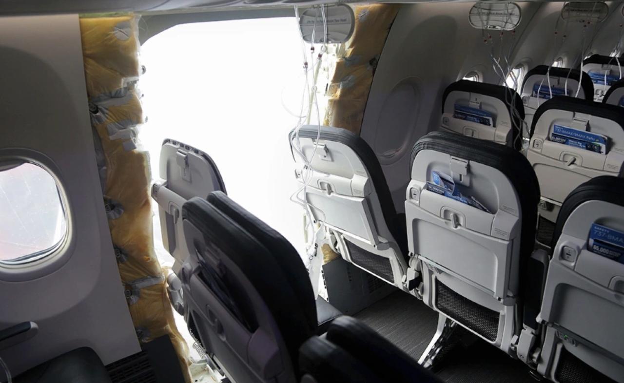 Бортпроводники лайнера Alaska Airlines подали в суд на Boeing из-за оторвавшейся в полете двери. В 2024 году на высоте около 5 км у воздушного судна вырвало плохо прикрепленную заглушку аварийного выхода, что привело к разгерметизации салона. Самолет с 171 пассажиром и шестью членами экипажа экстренно сел в американском Портленде, медики зафиксировали легкие повреждения у нескольких человек. Четыре бортпроводника того рейса заявили о физических и психологических травмах, а также потребовали от Boeing компенсации за пережитое, — сообщает The Seattle Times.    Регнум