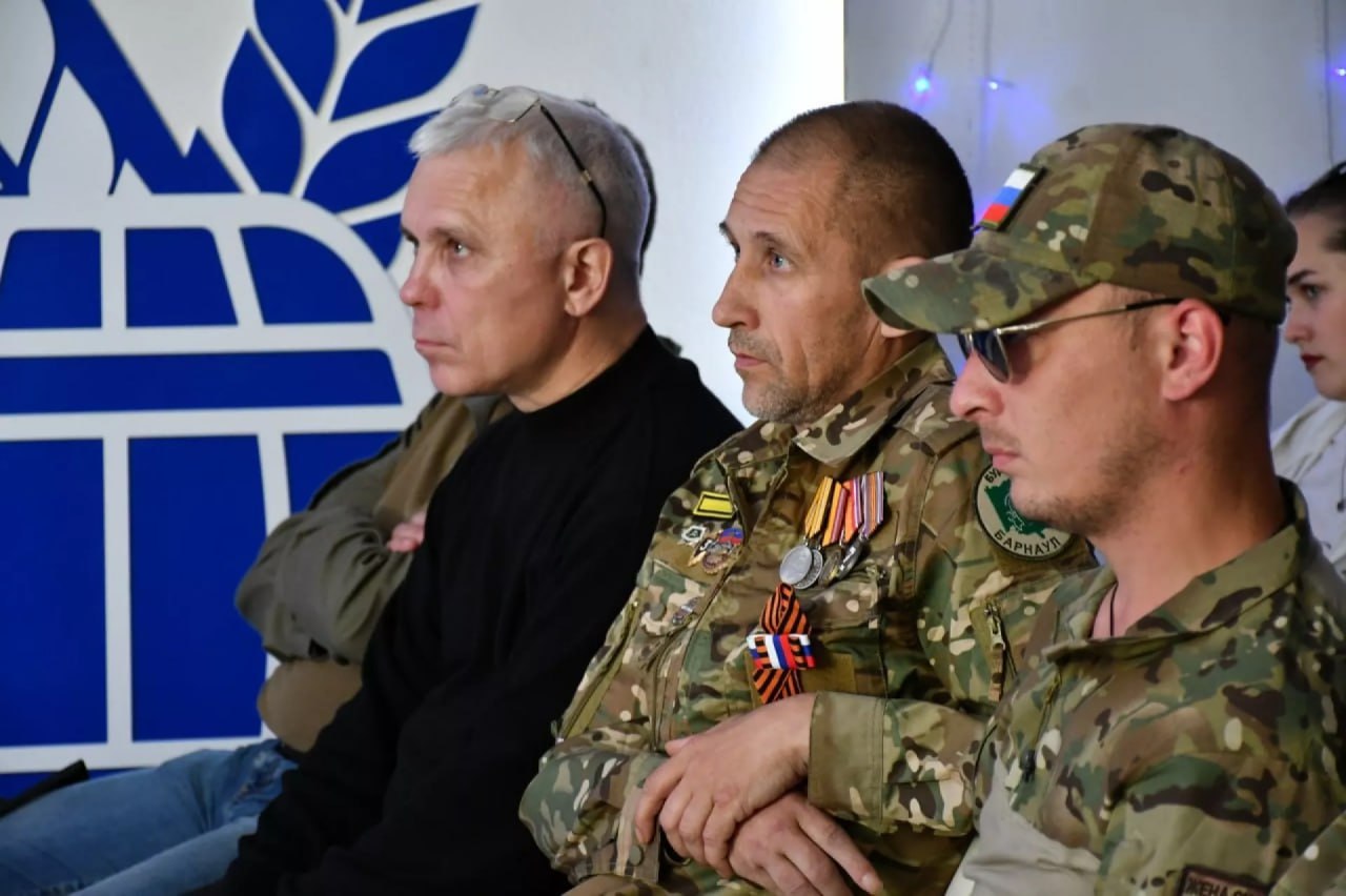 В Алтайском крае стартует федеральный проект "СВОй бизнес" Проект, созданный “Единой Россией”, позволит участникам СВО быстрее адаптироваться к мирной жизни и сформировать у них предпринимательские способности. Участники программы “СВОй бизнес” из Алтайского края уже сейчас могут зарегистрироваться на платформе МСП.РФ, получив доступ к ресурсам и возможностям для развития своего дела. Проект будет особенно полезен тем, кто только начинает или планирует начать свой бизнес. Очное обучение пройдет в Барнауле с 25 по 29 августа на базе штаба общественной поддержки “Единой России”. Программа включает в себя много практических блоков, встреч с предпринимателями и экспертами. Зарегистрироваться в программе можно здесь. Отметим, что за первые месяцы реализации проекта обучение прошли более 140 ветеранов боевых действий из 7 регионов России. Реклама 2W5zFFyDivU Рекламодатель: Алтайский ФПРСР, ИНН: 2225056528
