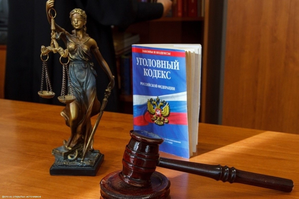 Опочецким районным судом постановлен обвинительный приговор в отношении гражданина Б., который, находясь в должности заместителя начальника отдела контроля международных автомобильных перевозок, весового и габаритного контроля в Псковской области Северо-Восточного МУГАДН, в составе организованной группы, совершил преступление, предусмотренное ч. 6 ст. 290 УК РФ, то есть получение должностным лицом взятки в крупном размере. Во исполнение единого корыстного преступного умысла, с целью личного обогащения и получения иных выгод материального характера в виде премий, подыскал сотрудников ТОГАДН по Псковской области МТУ Ространснадзора по СЗФО, через которых обеспечил на систематической основе сбор денег в качестве взятки за общее покровительство по службе, которые в дальнейшем передавал другому участнику организованной группы, а тот непосредственно передавал их организатору преступной группы и ее руководителю. Уголовное дело возбуждено по материалам проверки УФСБ России по Псковской области. В судебном заседании подсудимый признал свою вину. С учетом всех обстоятельств уголовного дела, личности виновного, заключения досудебного соглашения о сотрудничестве, а также наличия смягчающих обстоятельств, включая признание вины, явку с повинной, активное содействие расследованию преступления, наличие несовершеннолетнего ребенка и оказание благотворительной помощи, суд назначил наказание в виде штрафа в размере 4000000 рублей с лишением права занимать должности на государственной службе и в органах местного самоуправления, связанные с выполнением организационно-распорядительных и или административно-хозяйственных функций на срок 5 лет. Сохранен арест, наложенный на денежные средства и недвижимое имущество гражданина Б., до вступления приговора в законную силу и его исполнения в части назначенного наказания в виде штрафа.