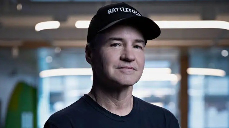 В аварии погиб Винс Зампелла бывший глава студии Infinity Ward подарившей миру Call of Duty В 2010 году он стал сооснователем Respawn Entertainment Titanfall Apex Legends а в последние годы занимался разработкой Battlefield 6 F легенде