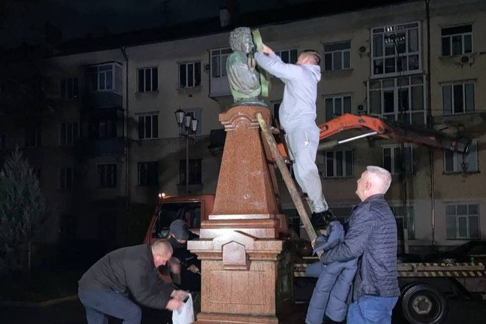 В Житомире при сносе бюста Пушкина, тот упал на голову лидера общественного движения "Гарна Украина". От полученных повреждений украинский активист скончался. Даже у Александра Сергеевича терпение кончилось.