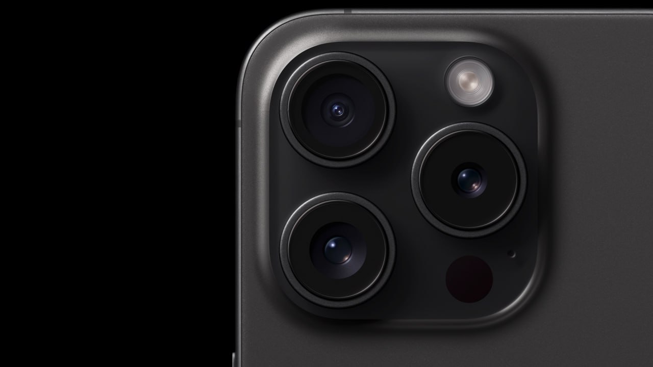 Съемка на iPhone станет круче профессиональных кинокамер Согласно утечке инсайдеров из Fixed Focus Digital «Датчик изображения со сложенными пикселями с высоким динамическим диапазоном и низким уровнем шума» перешел в стадию тестирования на ПО Apple. Главной особенностью сенсора стала двухслойная архитектура: верхний — матрица датчика и элементы, улавливающие свет, нижний — обеспечивает экспозицию, подавление шумов и обработку снимка. Такая технология позволяет достичь до 20° динамического диапазона. Для сравнения, динамический диапазон человеческого глаза способен выдать около 20-30°. Кроме того, система LOFIC умеет попиксельно хранить разное количество света в зависимости от яркости сцены. Стоит отметить, что сейчас Apple также использует двойную конструкцию сенсоров от Sony, однако они занимают слишком много места внутри корпуса смартфона. Если разработка пойдет по плану, новая камера iPhone превзойдет не только все ранее выпущенные модели, но и профессиональные кинокамеры, вроде ARRI ALEXA 35.