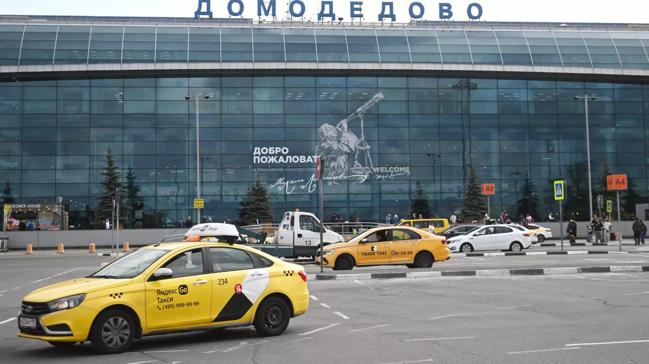 После национализации «Домодедово» сотрудникам сократили выплаты. Уже уволились около 200 человек  Как сообщает издание «Осторожно, новости», руководство аэропорта «Домодедово» 14 июля уведомило часть работников, что с июня им будут выплачивать лишь 20% от прежней зарплаты, а остальную сумму оформят как «премии». Несогласным предложили искать новые вакансии внутри компании либо увольняться.  С начала июля из аэропорта уволились около 200 человек, в основном сотрудники управляющей компании, на которых первыми распространили новые правила расчетов. По их словам, после попыток оспорить решение руководства появился негласный запрет на перевод этих работников на другие должности в корпорации.    В июне 2025 года суд национализировал аэропорт Домодедово, а в конце января 2025 года ввел внешнее управление в аэропорту, передав его под контроль Росавиации. В Генпрокуратуре сочли, что бенефициары «ДМЕ Холдинг» Дмитрий Каменщик и Валерий Коган, будучи иностранными гражданами  Каменщик — резидент Турции и ОАЭ, Коган — Израиля , незаконно распоряжались активами стратегического предприятия и выводили прибыль за границу.  Фото: РИА Новости