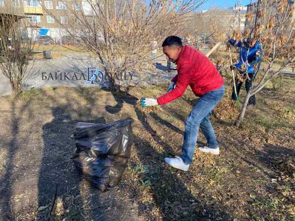 В Улан-Удэ подходит к концу месячник чистоты, он завершится завтра большим общегородским субботником.  А сегодня депутаты Улан-Удэнского горсовета вышли на уборку в сквер имени Пушкина.   - Сегодня, как обычно, собрались в сквере имени Пушкина, чтобы навести здесь порядок. Мы ежегодно приходим сюда и проводим уборку. Это исторический момент, поскольку избранный седьмой созыв горсовета Улан-Удэ пришёл сюда вместе. Это наш первый субботник, - сказал председатель Улан-Удэнского горсовета Чимит Бальжинимаев.  Новичок в горсовете, экоактивист Чингис Болотов подчеркнул, что «в городе достаточно территорий, нуждающихся в экоакциях»