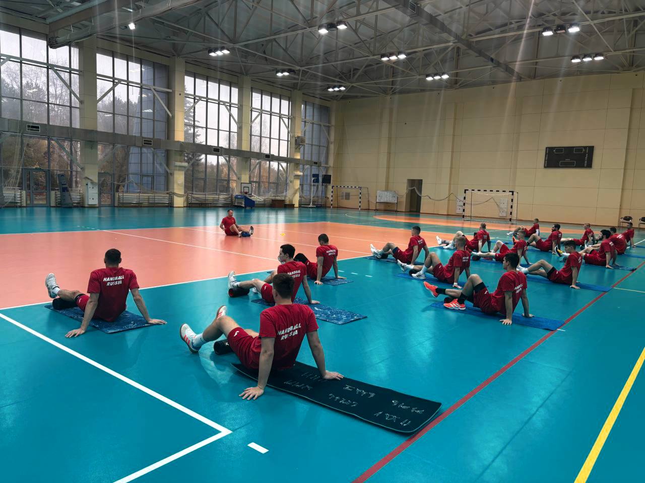 Еще вчера бушевали нешуточные страсти в матчах OLIMPBET Суперлиги а сегодня все клубные пристрастия игроков ушли на второй план Сборная России в полном составе собралась в Новогорске и начала подготовку к международному турниру в Беларуси Все семнадцать игроков прибыли в расположение национальной команды и под руководством Льва Воронина провели первую тренировку 30 октября запланирован вылет в Минск а уже на следующий день россияне сыграют со сборной Ирака Также им предстоят встречи с первой и второй сборными Беларуси Следите за новостями будет интересно handballRussia