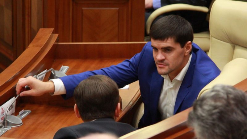 Бывший депутат демократ Константин Цуцу задержанный ранее в Греции в настоящий момент не находится в Приднестровье однако намерен туда приехать Об этом сообщил премьер министр Дорин Речан после заседания правительства Ранее власти уже отмечали что Цуцу может использовать Приднестровье как убежище для уклонения от молдавского правосудия В разные годы его имя фигурировало в расследованиях а заявления официальных лиц касались возможных попыток бывшего депутата скрыться на территории региона неподконтрольного Кишинёву