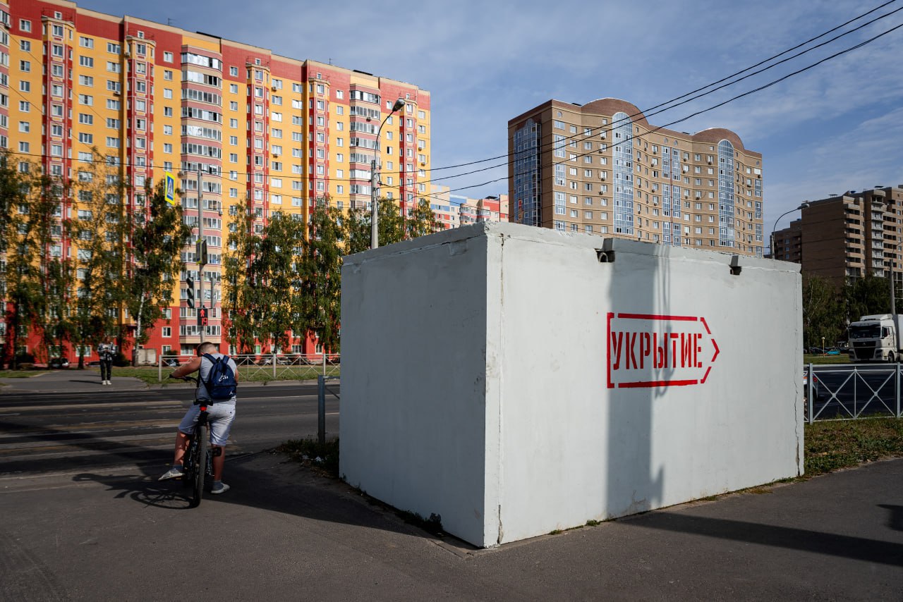 В Курске продолжают устанавливать железобетонные укрытия  Сегодня четыре укрытия устанавливаются на проспекте Дериглазова и еще три — в Железнодорожном округе.   — На текущий момент в Курске установлено 26 укрытий, — рассказывает первый заместитель начальника управления по делам ГО и ЧС Курска Борис Сумароков. — Сегодня работы проходят на остановках «Светлый проезд», «Проспект Дериглазова», «Четвертый микрорайон» и «Поселок Северный», а также на остановках «1-я Стрелецкая улица», «Школа № 15» и «3-й Весенний проезд».   Сейчас ведется дополнительное оборудование укрытий аптечками. Также на входах размещаются специальные информационные таблички с номерами экстренных служб, местонахождением аптечки и номером укрытия. Последний необходим для удобства и быстрой ориентации служб спасения.  Фото: Рина Горлова