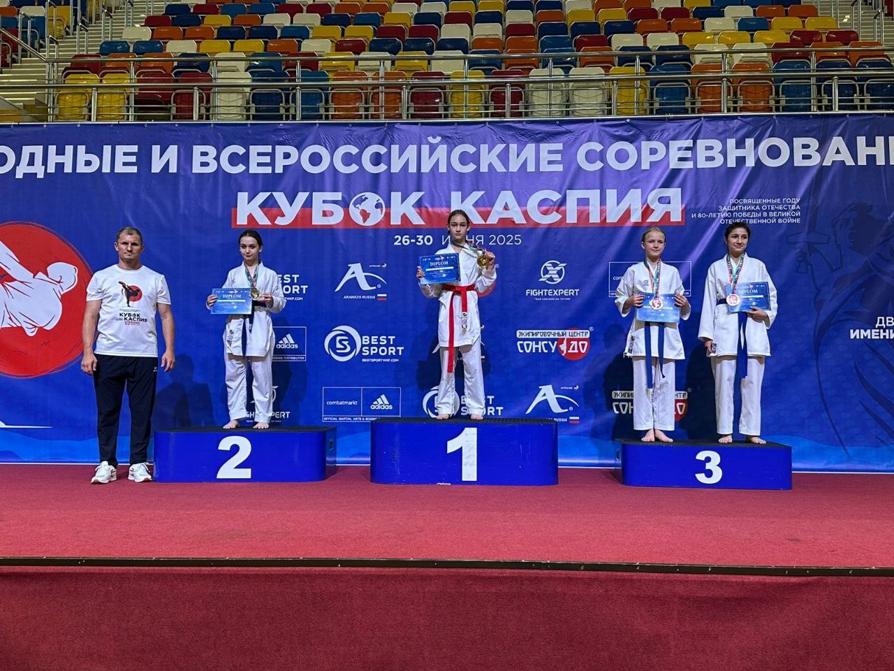 Минераловодские каратисты выиграли на «Кубке Каспия»  В Каспийске состоялись международные и всероссийские соревнования по каратэ «Кубок Каспия». В соревнованиях приняли участие более 700 спортсменов из 22 регионов России и четырех стран - Азербайджана, Армении, Киргизии и Казахстана.    Среди участников и сборная края, которую представляли воспитанники «Спортивной школы № 1 Минераловодского муниципального округа»  тренер – Дмитрий Ревенко .   В первый день прошли соревнования в возрастных группах 8-9 и 10-11 лет, где первое место после уверенных четырех побед одержала София Пересветова, второе место завоевали Денис Бетанов и Екатерина Ларина, третье место досталось Всеволоду Ревенко.   В шаге от медалей остановились, став по итогам выступлений пятыми: Максим Колесников, Егор Куцев и Дмитрий Якшин.  По материалам пресс-службы АММО
