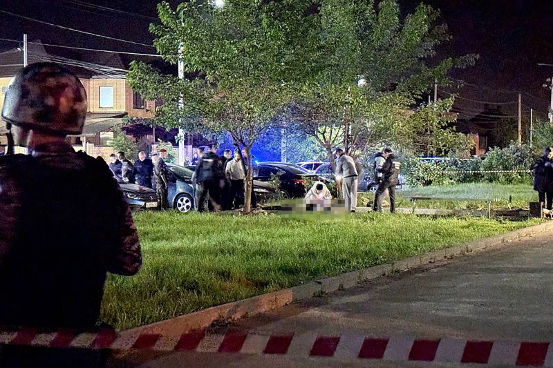 Вице-мэр Ставрополя Заур Гурциев был убит в результате взрыва, организованного спецслужбами Украины с привлечением обманутого россиянина, сообщили в Центре общественных связей ФСБ России.  Отмечается, что украинские мошенники похитили деньги у гражданина РФ Пенькова, а затем от лица сотрудника ФСБ отправили его к Гурциеву якобы с диктофоном.  В действительности в сумке находилась бомба, которая взорвалась, когда Пеньков подошел к чиновнику.  Участник президентской кадровой программы "Время героев", первый заместитель главы Ставрополя Заур Гурциев погиб при взрыве 29 мая.  34-летний гвардии майор Заур Гурциев командовал подразделением авианаводчиков при освобождении Мариуполя. В мае 2024 года стал одним из 83 участников первого потока программы "Время героев".  В рамках расследования арестован один предполагаемый участник подготовки теракта.  Фото: Ирина Амбарцумян / ТАСС