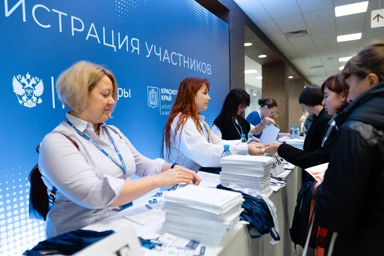 В Красноярске открыли регистрацию на медиафорум Енисей 2025 Он пройдет 6 и 7 ноября и объединяет журналистов блогеров медиадизайнеров и менеджеров представителей пресс служб Спикеры со всей страны проведут на медиафоруме Енисей мастер классы практикумы семинары и лекции В течение следующей недели разместим на сайте форума программу и начнём анонсировать спикеров и площадки рассказала руководитель Агентства печати и массовых коммуникаций края Ирина Брежнева Фото медиафорум Енисей eniseytv